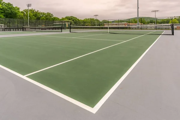 Nieuwe Outdoor Groene Tennisbanen Met Witte Lijnen — Stockfoto