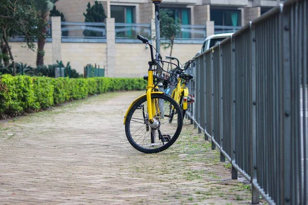 Eine Selektive Fokusaufnahme Gelber Fahrräder Die Draußen Geparkt Sind — Stockfoto