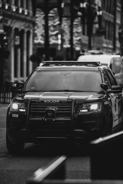 Una Scala Grigi Una Polizia Marcata Ford Explorer Parcheggiata Una — Foto Stock