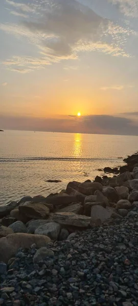 Pystysuora Panoraama Auringonlaskusta Meren Hiekkarannikolta — kuvapankkivalokuva