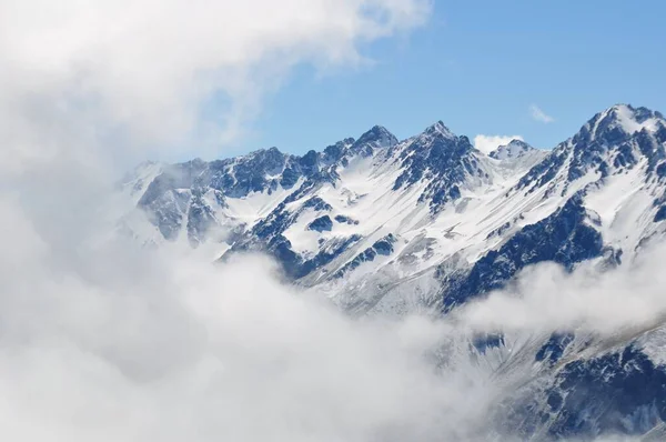 Een Vogel Blikveld Van Rauwe Bergen Bedekt Met Sneeuw Smoggy — Stockfoto