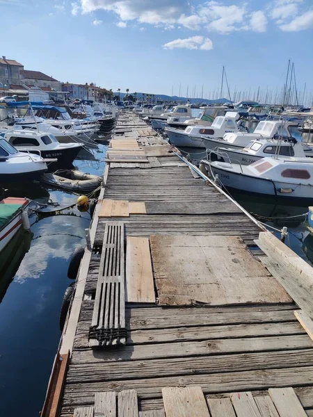 Tiro Vertical Porto Madeira Estreito Velho Com Barcos Cada Lado — Fotografia de Stock