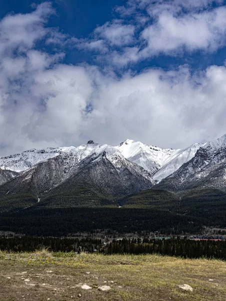 Arkaplanda Bulutlu Bir Gökyüzü Olan Canmore Karlı Dağlarının Dikey Hali — Stok fotoğraf