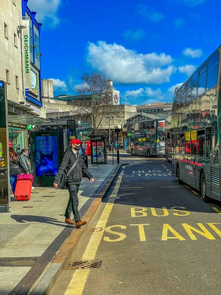 Вертикальный Снимок Человека Переходящего Дорогу Возле Автобусной Остановки Бирмингем Англия — стоковое фото