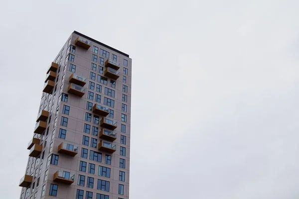 stock image A skyscraper building under a cloudy sky