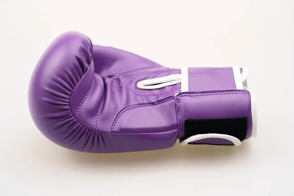 Solo Guante Boxeo Púrpura Aislado Sobre Fondo Blanco —  Fotos de Stock