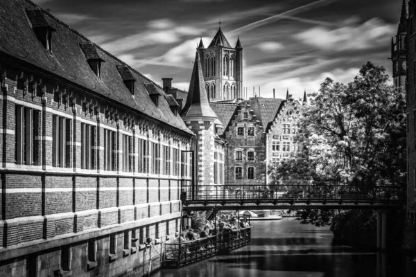 Graustufenaufnahme Eines Antiken Gebäudes Ufer Eines Sees Gent Belgien — Stockfoto