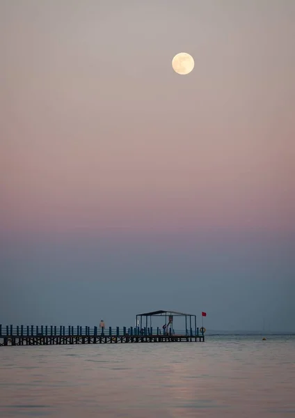 Vertical Shot Calm Sea Wooden Dock Pink Sunset Sky Full — Stock Photo, Image