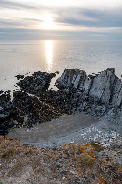 在明媚的阳光下 在海面上岩石的独特结构的垂直拍击 — 图库照片