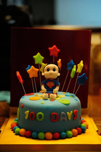 Ein Vertikaler Schuss Torte Zum 100 Tage Jubiläum — Stockfoto