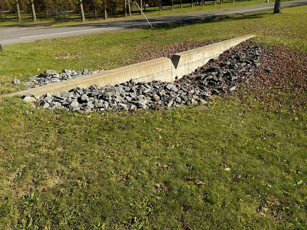 Example Image Concrete Notch Weir Level Spreader Located Adjacent Highway — Stock Photo, Image