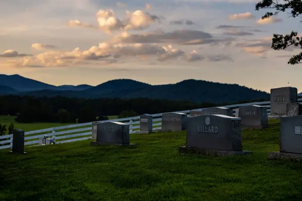 Uma Imagem Cemitério Durante Belo Pôr Sol Perto Montanhas Madison — Fotografia de Stock