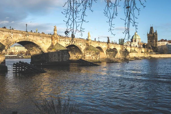 Charles Köprüsü Nün Prag Çekoslovakya Daki Ortaçağ Mimarisiyle Manzaralı Bir — Stok fotoğraf