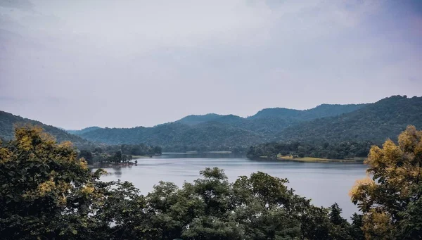 Ufukta Hindistan Yüksek Dağları Olan Yeşil Bir Arazide Bir Nehir — Stok fotoğraf