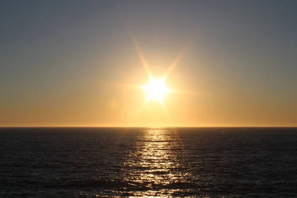 Яскраве Сонце Небі Сяє Над Океаном — стокове фото