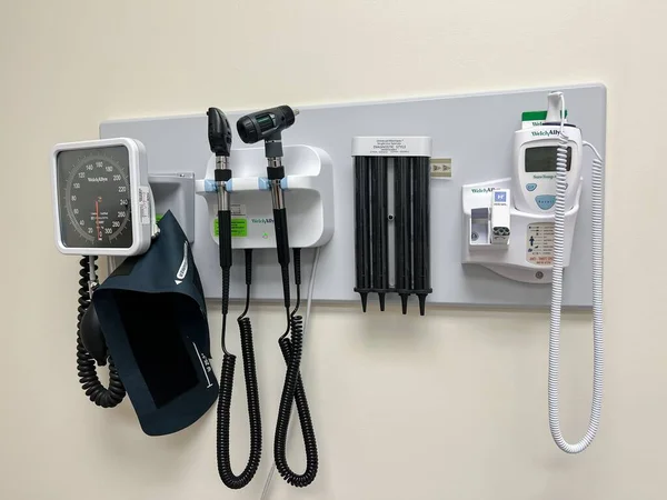 挂在医生办公室墙上的医疗仪器的特写 — 图库照片