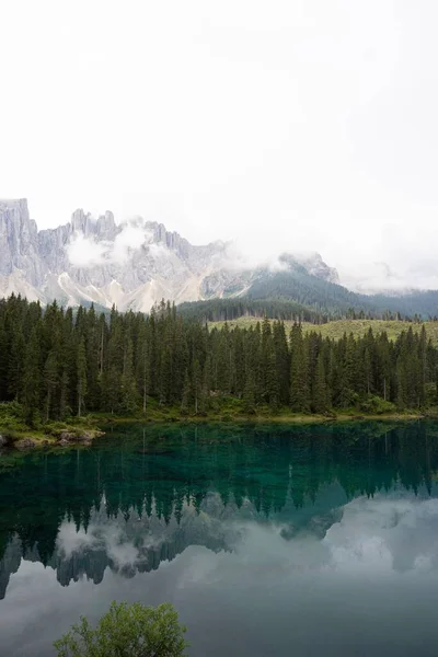 Vertikální Záběr Jezera Dolomity Pozadí Itálii — Stock fotografie