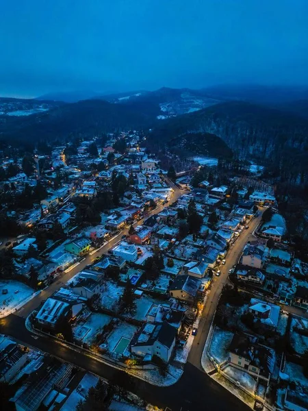 Akşam Üzeri Karla Kaplı Bir Şehrin Dikey Görüntüsü — Stok fotoğraf