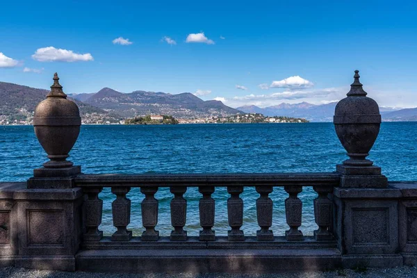 Piękny Widok Jezioro Maggiore Góry Błękitne Niebo Bella Island Piemont — Zdjęcie stockowe