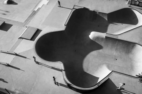オースティン市内の長い影を投げかけるスケートパークでTxスケーターのドローングレースケールショット — ストック写真