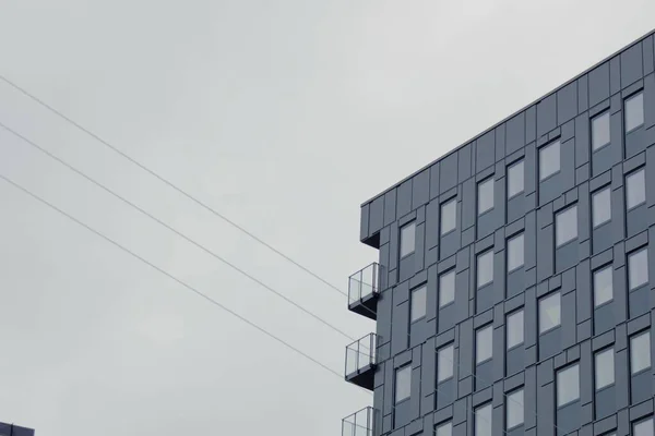 Сучасна Багатоповерхова Будівля Скляними Вікнами Балконами — стокове фото