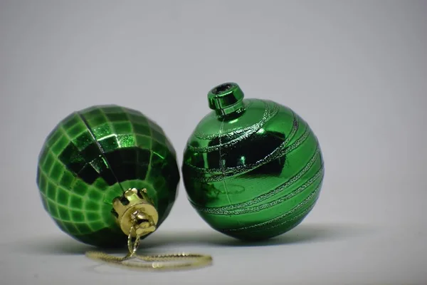 Zwei Grüne Kugeln Spielzeug Für Weihnachtsbaum Isoliert Auf Weißem Hintergrund — Stockfoto