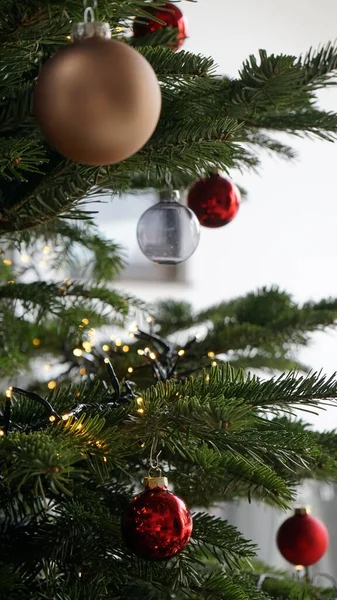 Een Verticaal Shot Van Kerstmis Ornamenten Opknoping Een Boom — Stockfoto