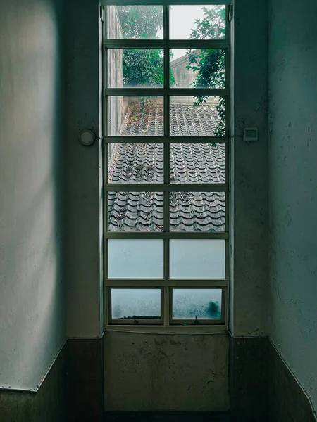 Деревянная Дверь Ведущая Традиционной Керамической Плитки Пол Деревьями Вертикальный Выстрел — стоковое фото