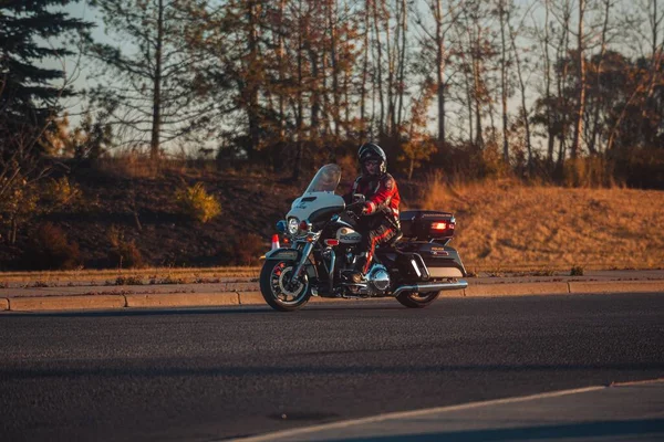 Policier Calgary Conduit Une Moto Harley Davidson Sur Route — Photo