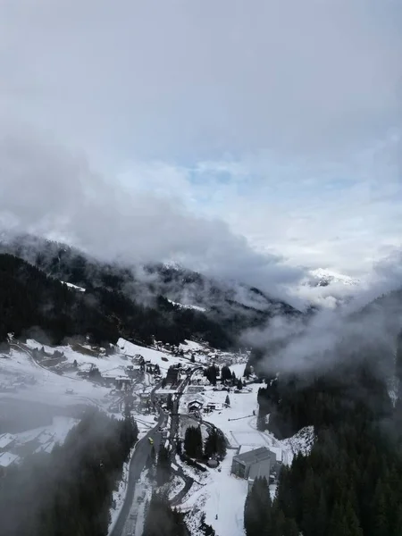 Eine Kleine Stadt Österreich Gargellen Winter Bei Nebel Senkrecht — Stockfoto