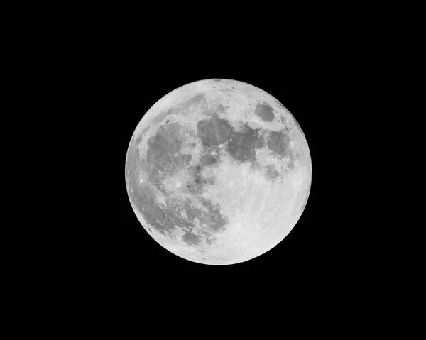 在黑暗的天空中 一轮满月的特写 — 图库照片