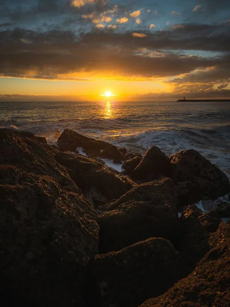 Μια Κάθετη Λήψη Ενός Όμορφου Ηλιοβασιλέματος Στην Παραλία Μια Σιλουέτα — Φωτογραφία Αρχείου