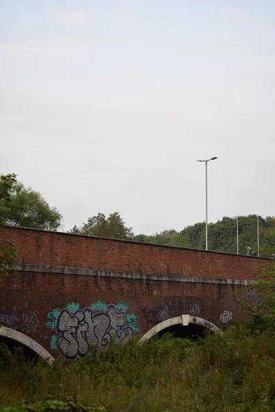 Ένα Κάθετο Πλάνο Μιας Γέφυρας Γκράφιτι Και Φωτιστικά — Φωτογραφία Αρχείου