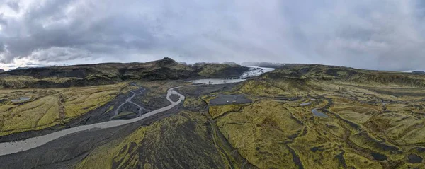 Γραφική Θέα Μια Κοιλάδα Κοίτη Ποταμού Και Δρόμο Στην Ισλανδία — Φωτογραφία Αρχείου