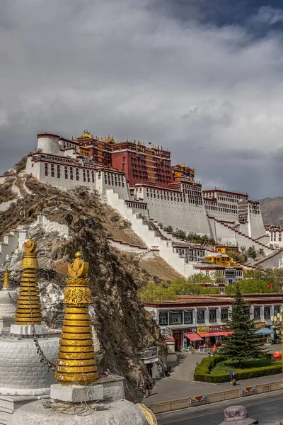 チベット 中国の白い塔とポタラ宮の垂直ショット — ストック写真