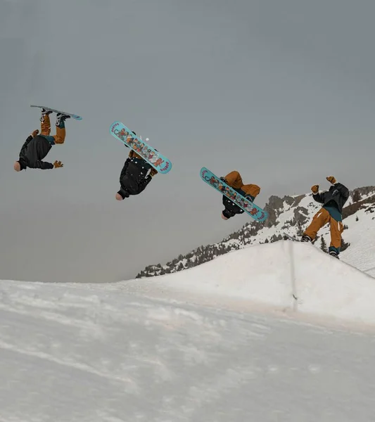 Egy Snowboardos Hátraszaltózott Freestyle Snowboardozik Les Arcs Havas Lejtőjén Franciaországban — Stock Fotó