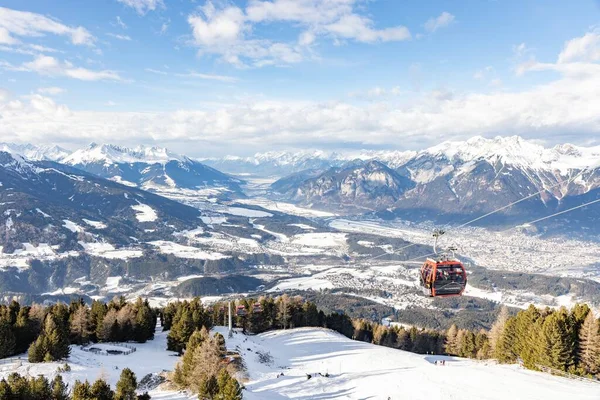 Een Kabelbaan Besneeuwde Patscherkofel Een Zonnige Dag Innsbruck Oostenrijk — Stockfoto