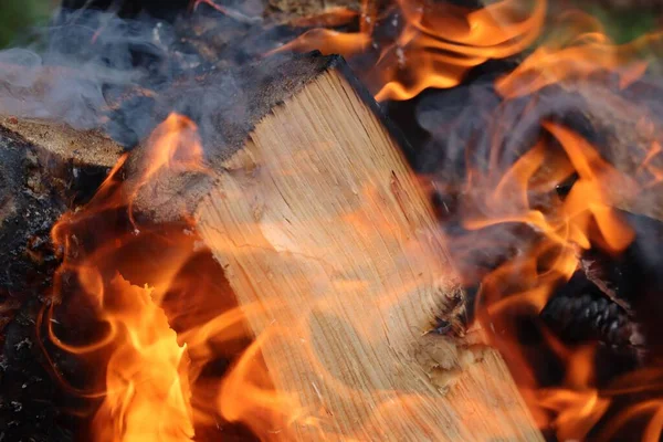 Primer Plano Troncos Madera Ardiendo Ferozmente Humo Fuego —  Fotos de Stock