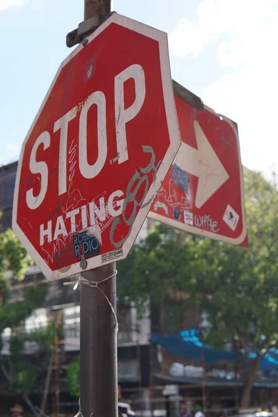 Vertikální Detailní Záběr Červené Cedule Přestaň Nenávidět Šipky Ulici Města — Stock fotografie