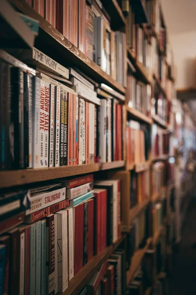 チェコ共和国プラハの書店の棚に本の選択的な焦点 — ストック写真
