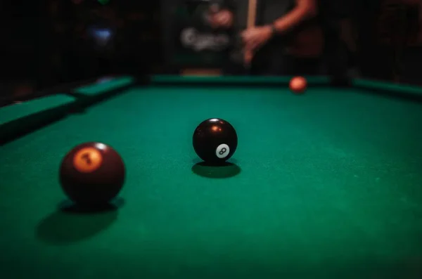 背景に人とプールテーブルの上のボールのクローズアップショット — ストック写真