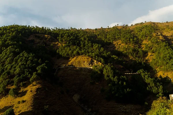 Στην Κοιλάδα Του Βουνού Την Ανατολή Φυσικό Καλοκαιρινό Τοπίο — Φωτογραφία Αρχείου