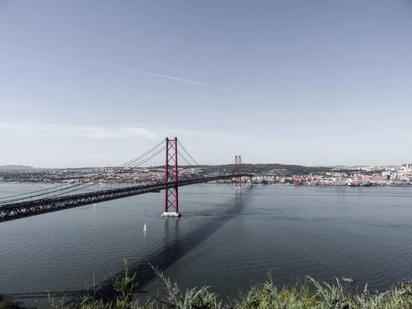 Abril Bridgeの美しい景色と青い空を背景に — ストック写真