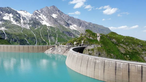 絵のように美しいターコイズ色のカプランダム オーストリアのアルパイン山脈の高い山の貯水池 — ストック写真