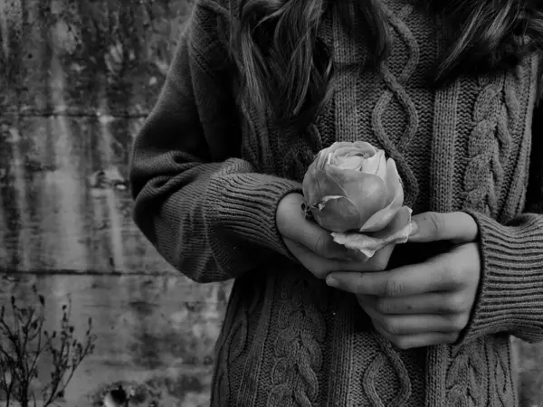Tiro Preto Branco Uma Rosa Nas Mãos Uma Menina — Fotografia de Stock