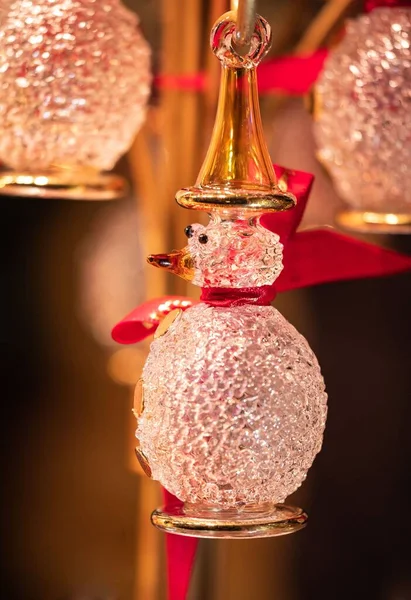 Eine Vertikale Nahaufnahme Eines Aus Glas Gefertigten Schneemanns Weihnachtsschmuck — Stockfoto