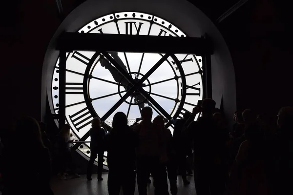 Silhuetas Pessoas Dentro Uma Torre Relógio Com Grande Relógio Fundo — Fotografia de Stock