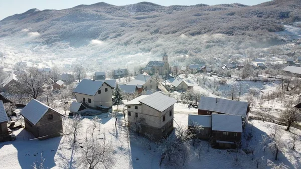 Disparo Dron Pequeñas Casas Montaña Clima Nevado — Foto de Stock
