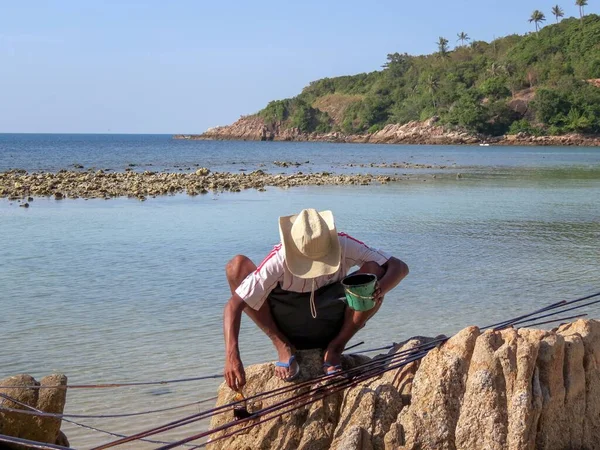 Una Imagen Hombre Sentado Una Roca Pintando Con Mar Detrás — Foto de Stock