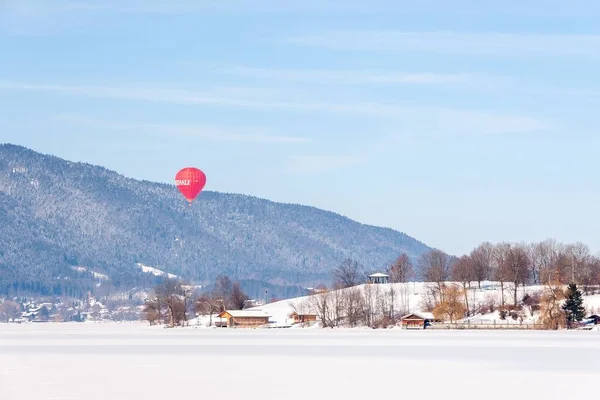 Bavyera Almanya Donmuş Bir Gölün Üzerinde Kırmızı Bir Sıcak Hava — Stok fotoğraf